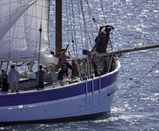 Des hommes et femmes naviguant à bord du bateau André Yvette